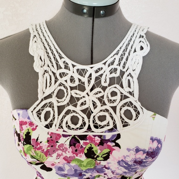 Mini feminine floral dress - Picture 2 of 4